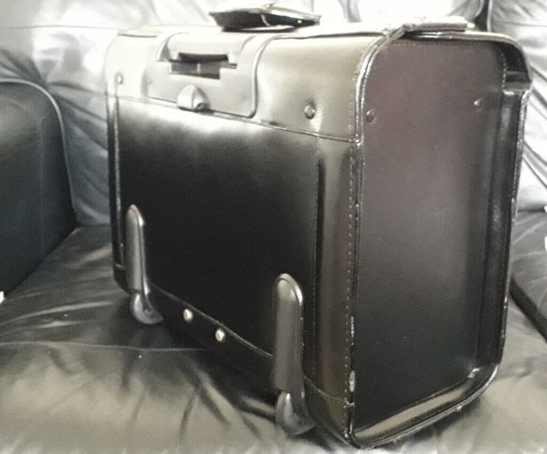 LARGE LEATHER WHEELED FLIGHT CASE WITH LONG HANDLE 