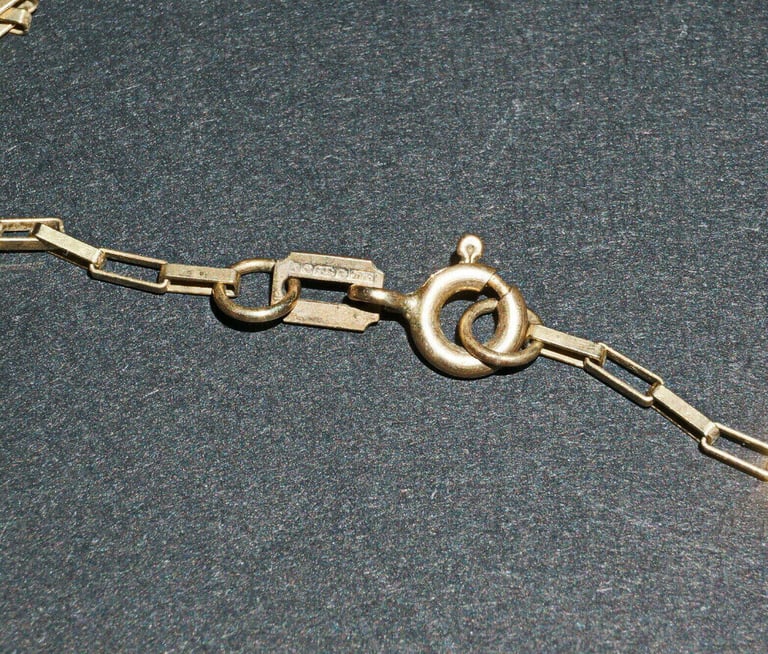 AE..9ct gold square linked chain, 20inch,
