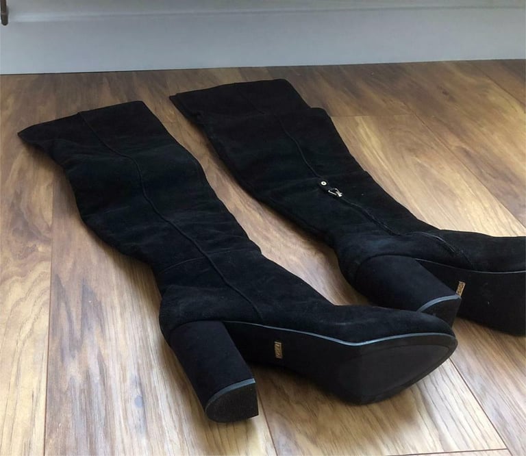 image for Women boots size 6