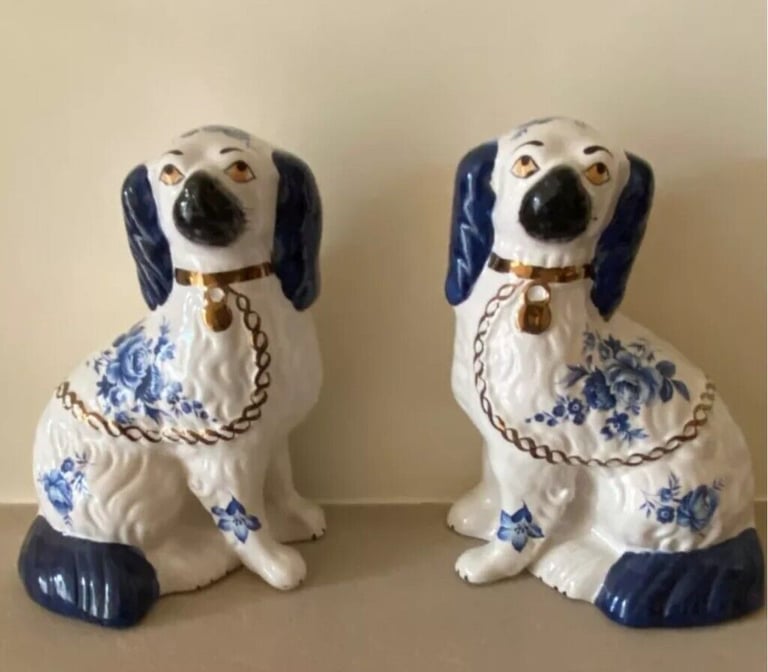A PAIR OF ANTIQUE STAFFORDSHIRE MANTLE DOGS IN BLUE WITH GOLD CHAINS. EXCELLENT CONDITION
