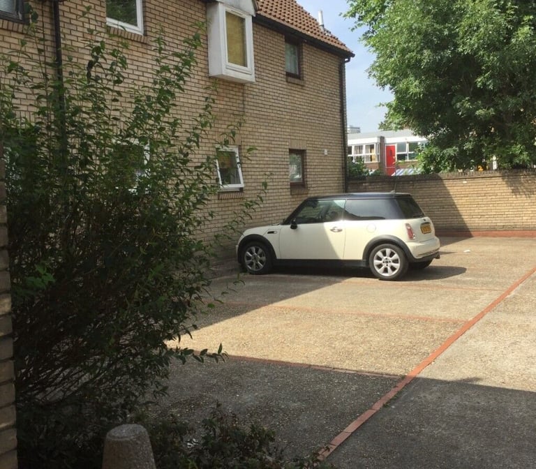 Off-road 24/7 private parking off Southwark Park Rd in ***BERMONDSEY*** (5784) SE16 3RQ