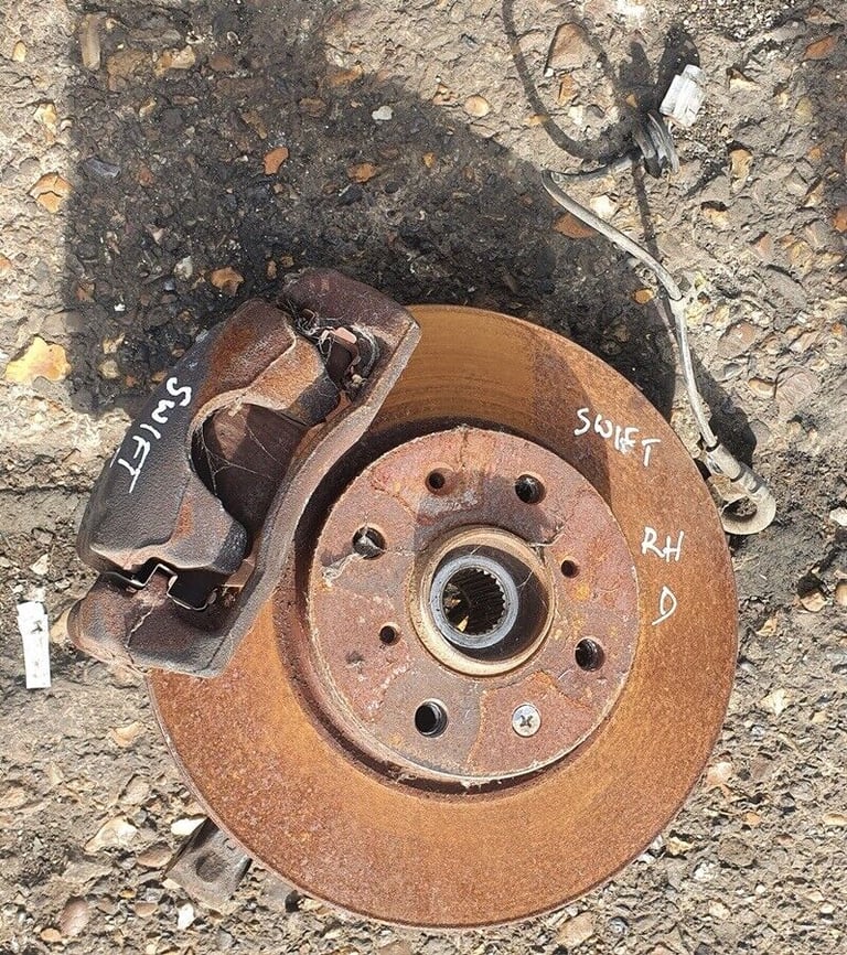 Suzuki Swift Right Side Front Wheel Hub And Caliper 2009