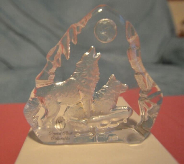 CRYSTAL WOLVES ORNAMENT AND LIGHT STAND
