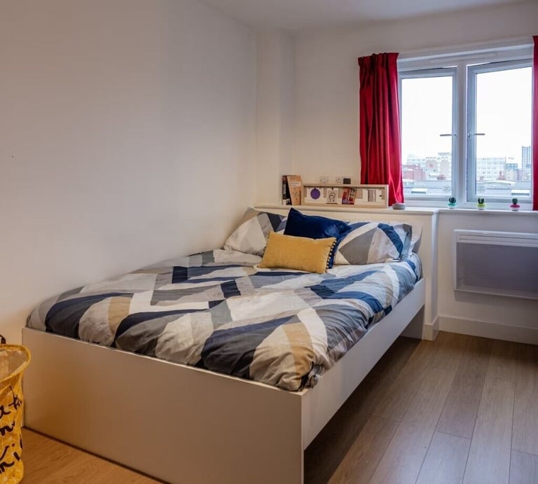 STUDENT ROOMS TO RENT IN LEICESTER. SILVER STUDIO WITH DOUBLE BED, PRIVATE ROOM AND WARDROBE