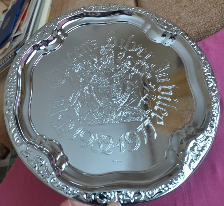 QUEEN'S SILVER JUBILEE TRAY 