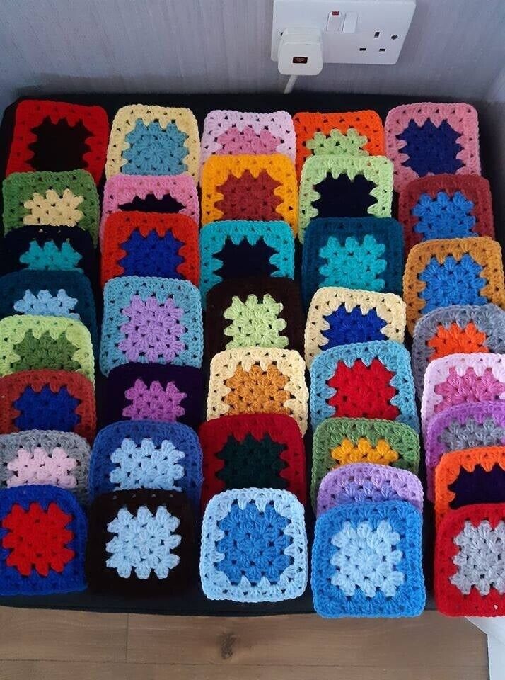 image for CROCHET GRANNY SQUARES