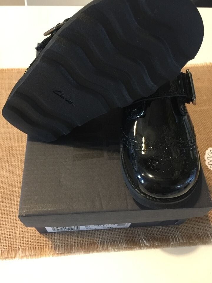 Crown Wish Kid Black Patent Size 8 1/2 F
