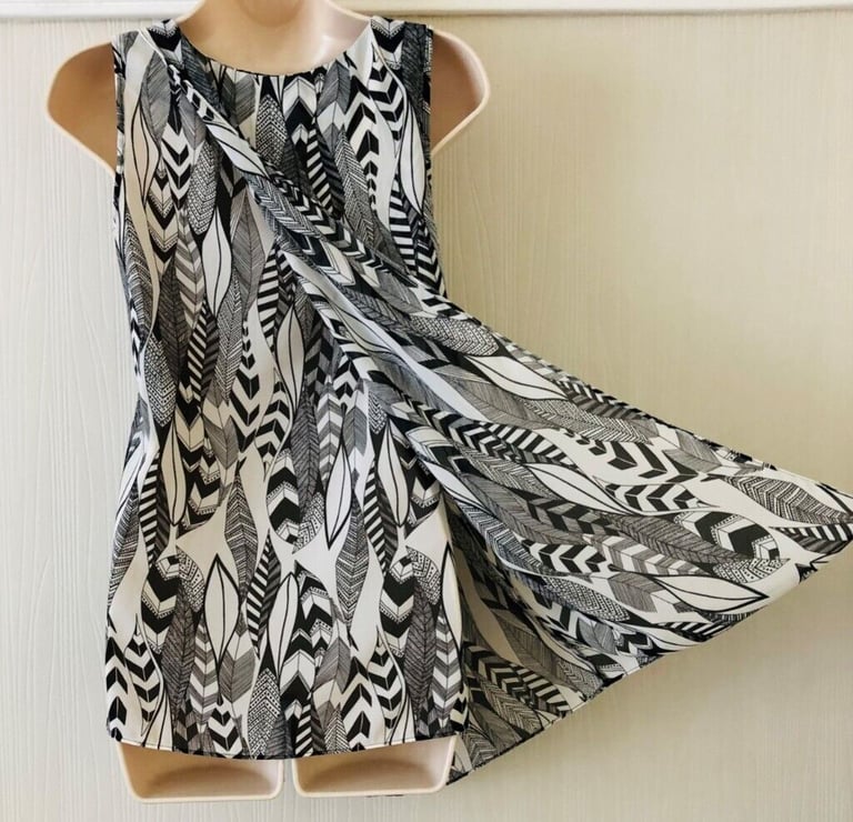 Ladies Warehouse White Black & Grey Size 6, Sleeveless top