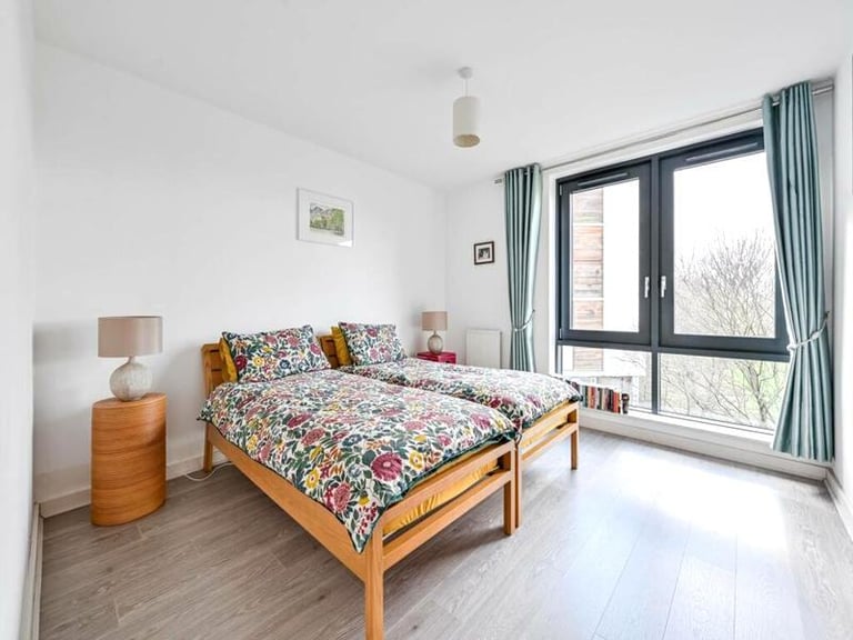 image for 🌳 Cozy room available in Aldgate East for £950 per month, bills included! 🏡 