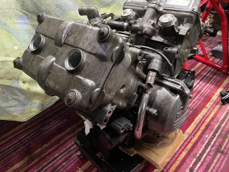 Vfr 750 fr > engine.