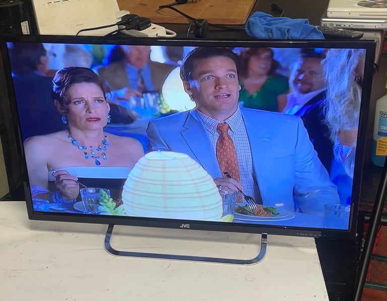 JVC 32" HD ready LED backlit LCD TV MODEL: LT-32C460 with stand 
