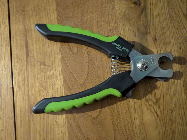 Dog nail cutters / clippers
