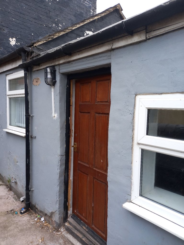 **TO LET**1 BEDROOM**GROUND FLOOR APARTMENT**NORTH ROAD**COBRIDGE**