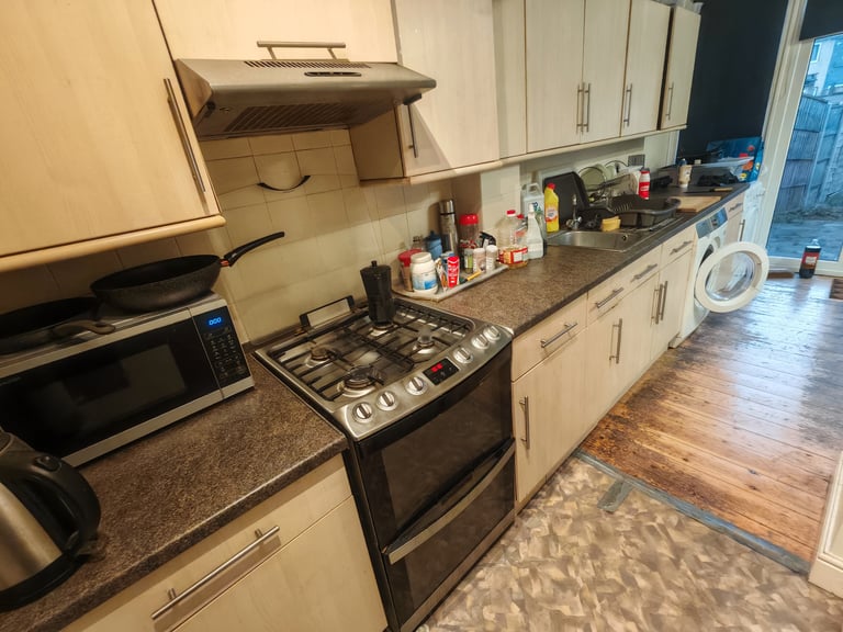 DOUBLE ROOM for Professional | 3-Min Walk to Station | 2.5 Gbps Internet | Free Parking