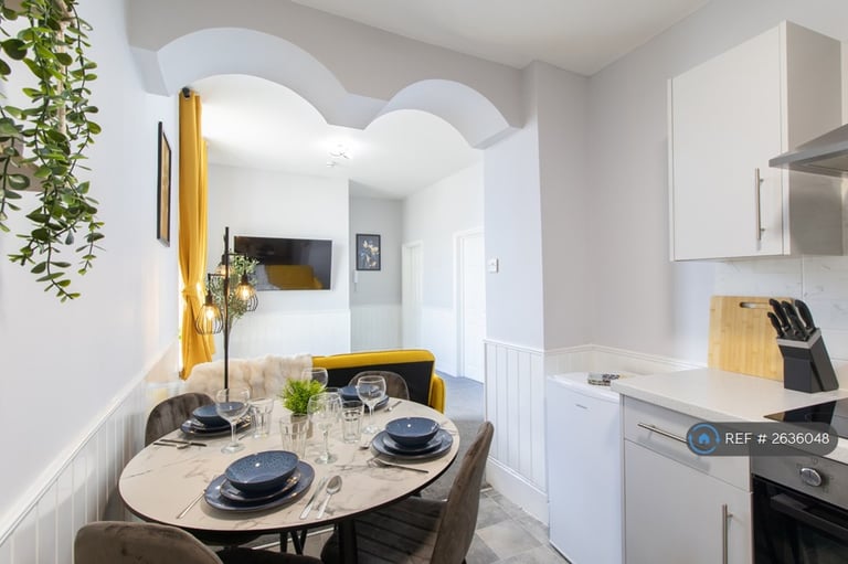 2 bedroom flat in Kingston House, Southsea, PO5 (2 bed) (#2636048)