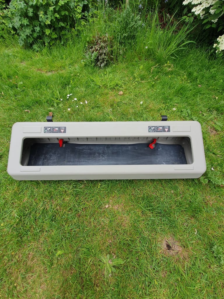 Mercedes 320  Storage compartment 