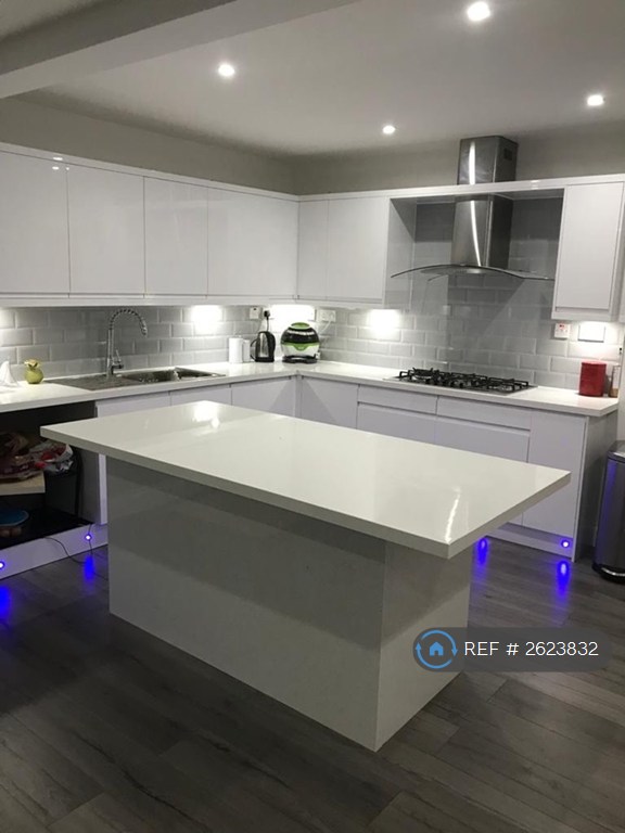 3 bedroom house in Wood Lane, Dagenham, RM8 (3 bed) (#2623832)