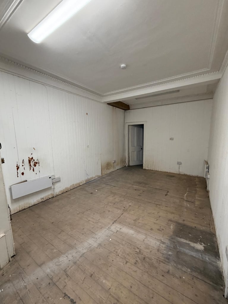 High Street Shop with Garage & Yard – Ideal for Chemist, Salon or Coffee Shop (£900pcm)