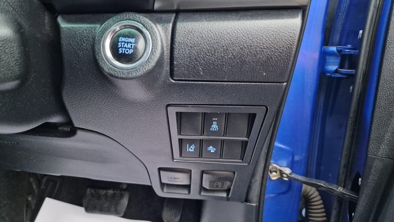 2017 Toyota Hilux 2.4 D-4D Invincible Auto 4WD Euro 6 4dr (TSS, 3.5t) PICK UP Diesel Automatic