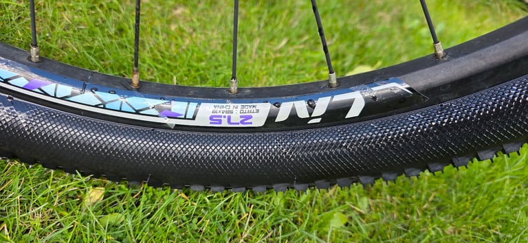Giant Liv women’s performance bikes medium size 27.5 wheels hydraulic brakes everything works perfec