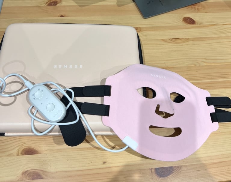 Sensse professional LED face mask light therapy with vegan case excellent condition