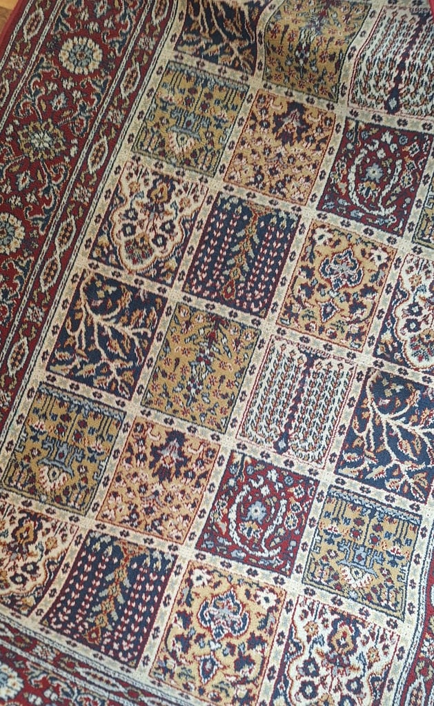 Egyptian style rug in good condition from free pets and smoke home 