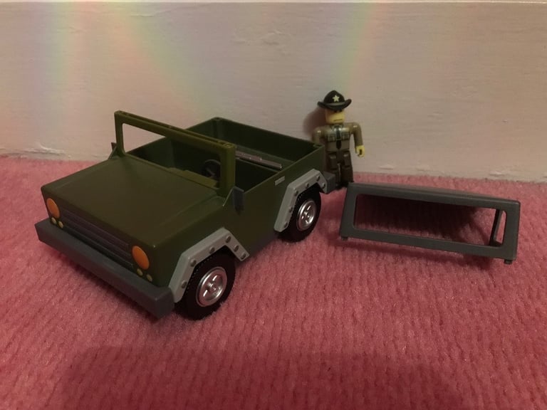 Roblox bundle jeep and police car with figures 