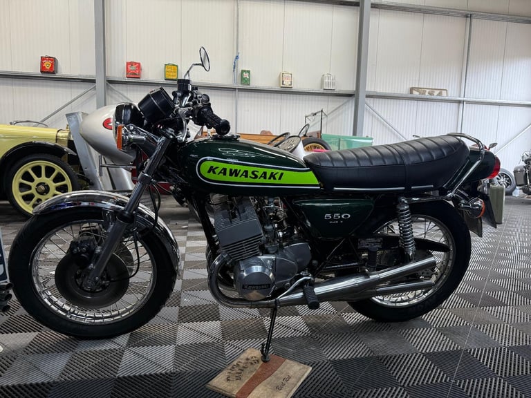 Allen Millyard Build – 1977 KAWASAKI KH550 four, classic two stoke, outstanding