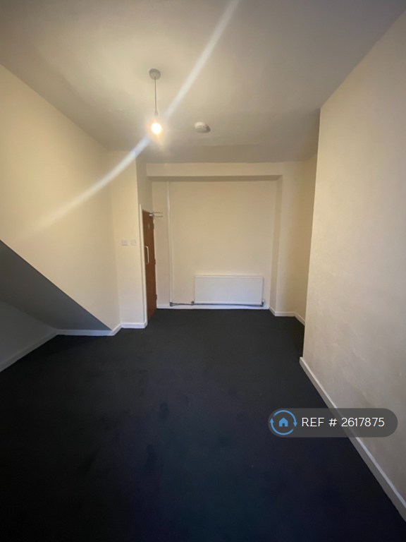 3 bedroom house in Oldham Road, Royton, Oldham, OL2 (3 bed) (#2617875)