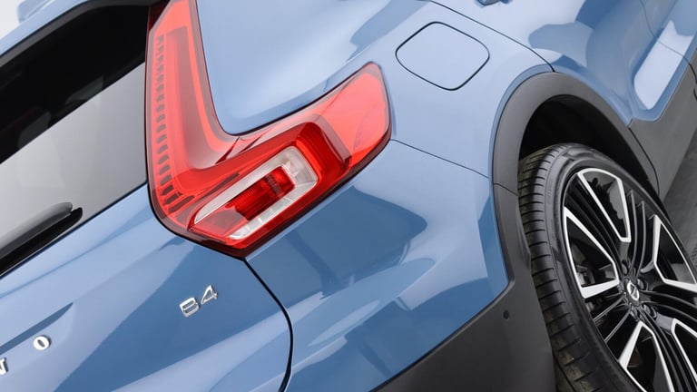 2025 Volvo XC40 B4 (P) Ultra Dark (Sunroof, Pilot Assist, 21' Alloys, BLIS) ESTATE Petrol/Electri...