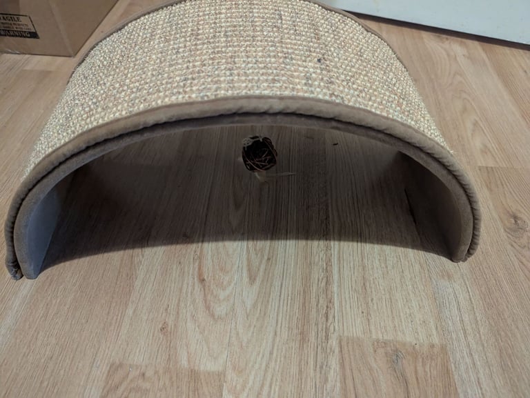 New - Curved cat scratching post