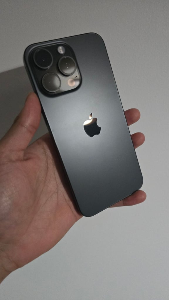 Excellent condition iPhone 15 Pro Max 256gb Black titanium Unlocked Apple 90 days warranty