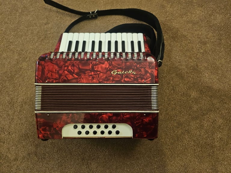 Galotta 12 bass accordian