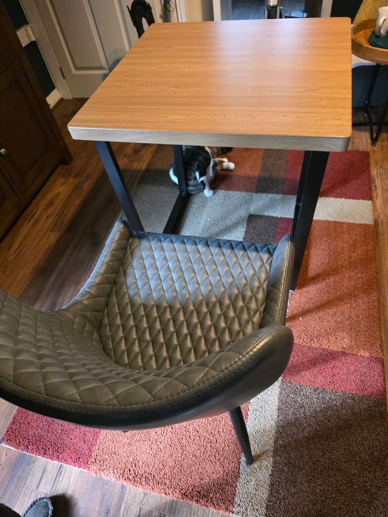 Small dining table and 2 chairs