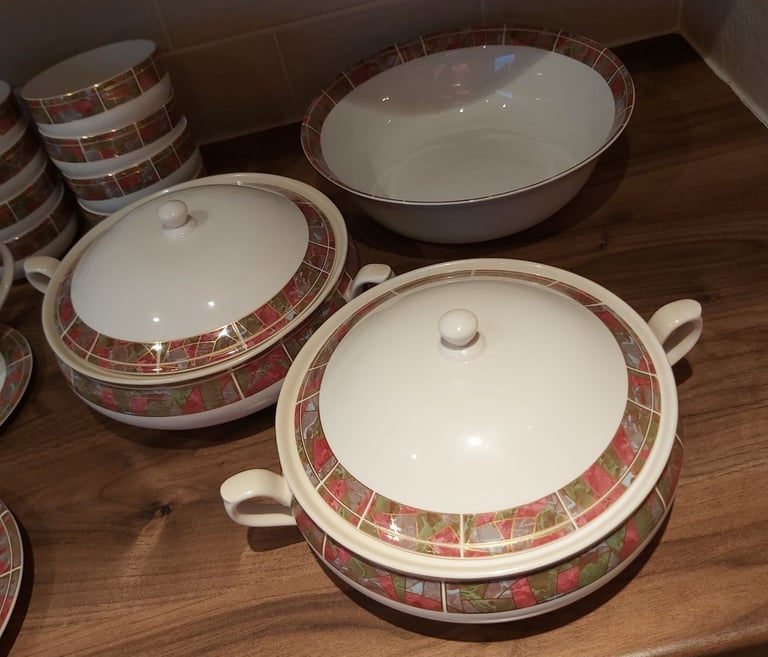 FINE BONE CHINA - 8 PLACE DINNER SET & EXTRAS