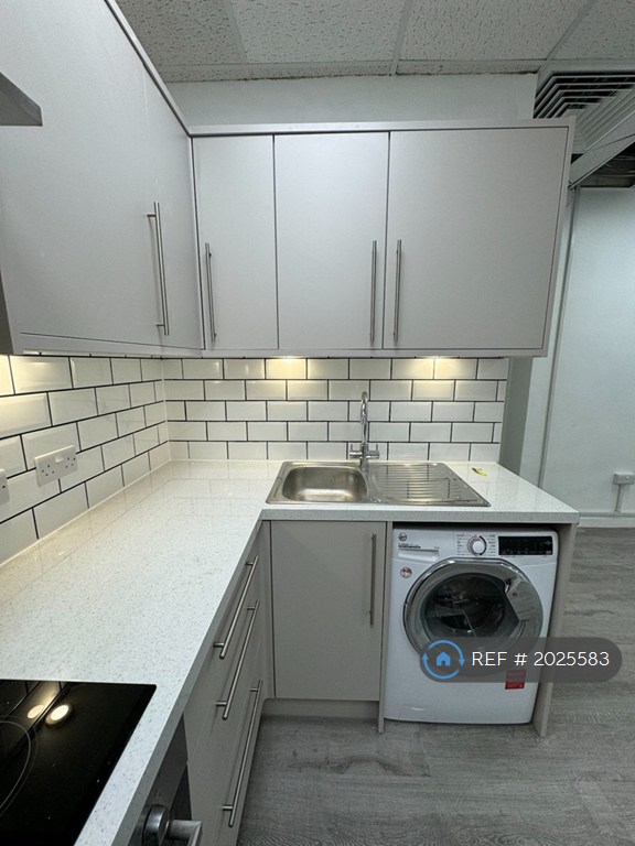 Studio flat in Cherry Orchard Road, Croydon, CR0 (#2025583)
