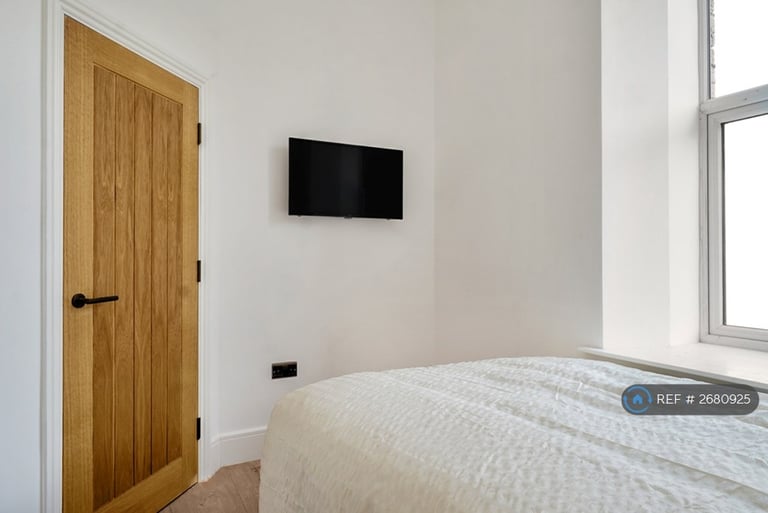 1 bedroom flat in Tudor House, Brighouse, HD6 (1 bed) (#2680925)