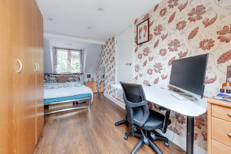 Spacious modern 4 bedroom house, located off shirehall Lane, NW4