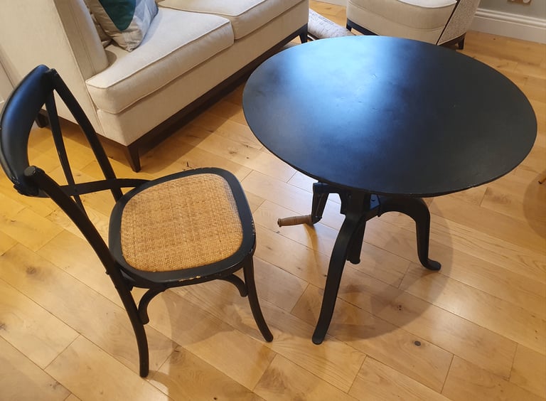 Height adjustable stylish Edison Ronde table from Maison du Monde worth over £600