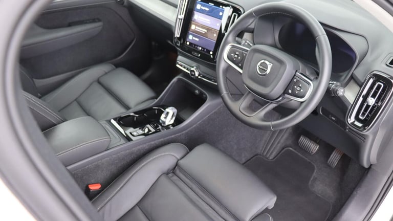 2025 Volvo XC40 B4 (P) Ultra Bright (Sunroof, Pilot Assist, BLIS, Leather) ESTATE Petrol/Electric...