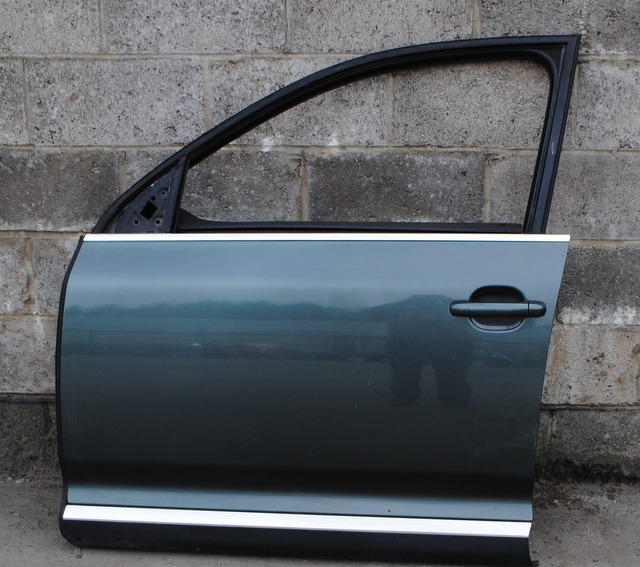 image for 2006 VOLKSWAGEN TOUAREG MK1 FRONT PASSENGER SIDE COMPLETE DOOR GREEN D6X