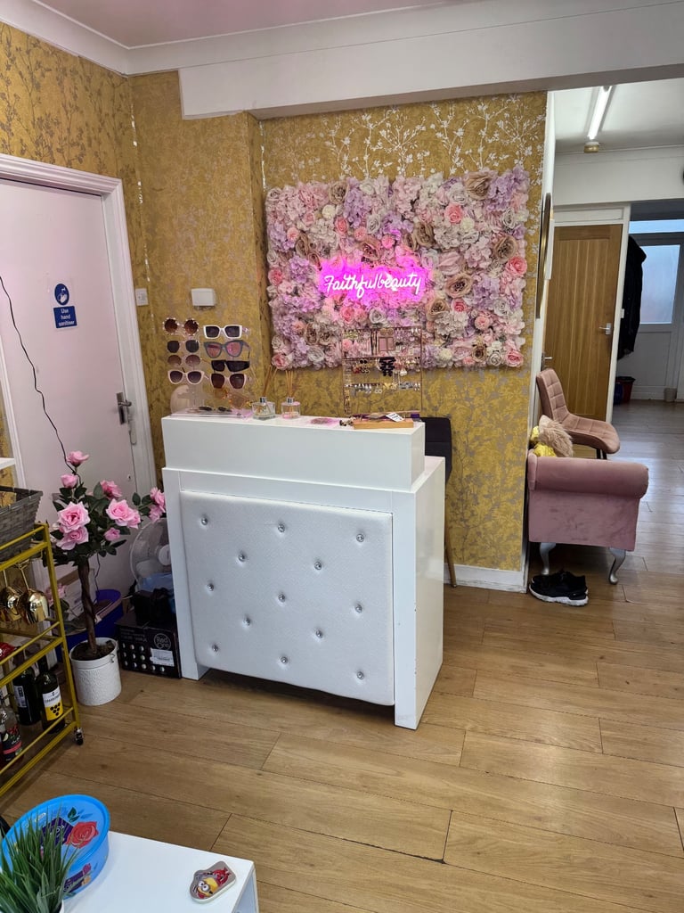 Hair and beauty salon to let