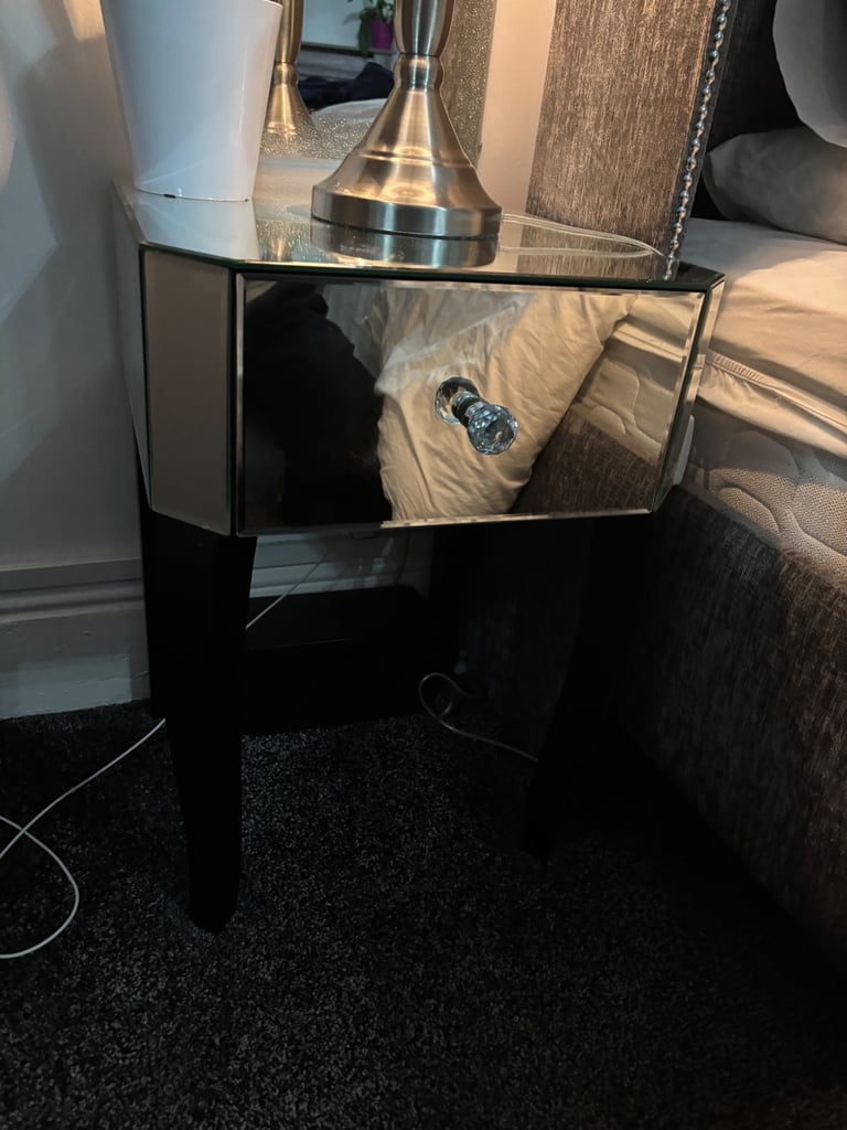 image for 2 Bedside tables 