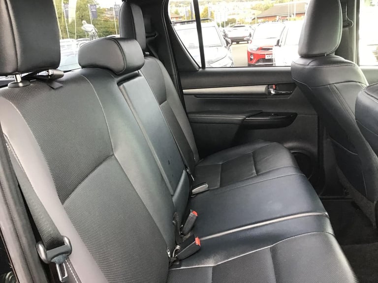 2022 Toyota Hilux 2.8 D-4D Invincible X Pickup Double Cab 4dr Diesel Auto 4WD Euro 6 (s/s) (2 PIC...