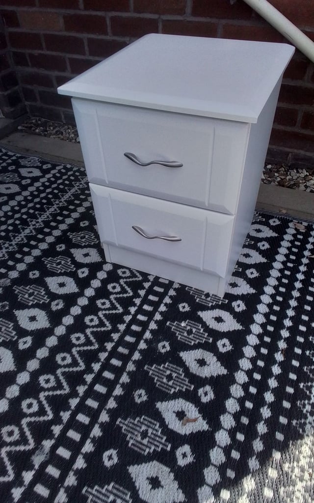 BEDSIDE DRAWERS 
