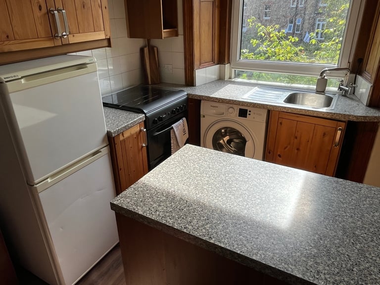 Cosy, snug, 1-bedrmd flat, overlooking the tranquil waters of the canal