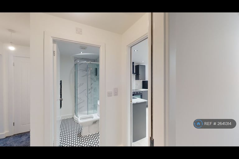 1 bedroom flat in Queen Street, Oldham, OL1 (1 bed) (#2641314)