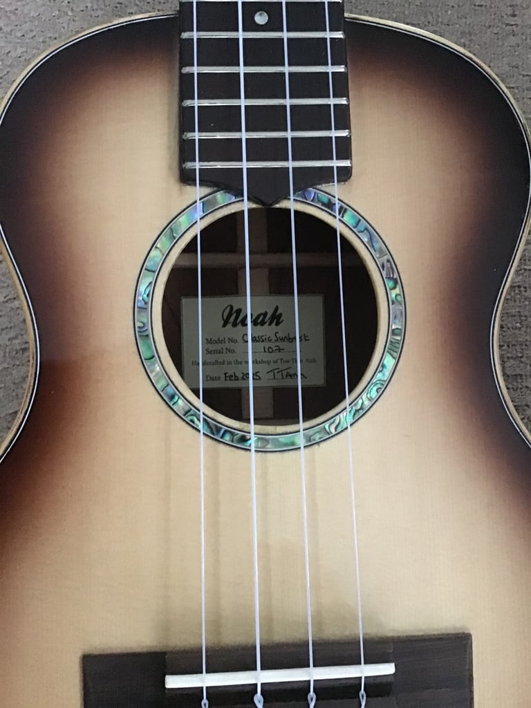 Tenor ukulele 