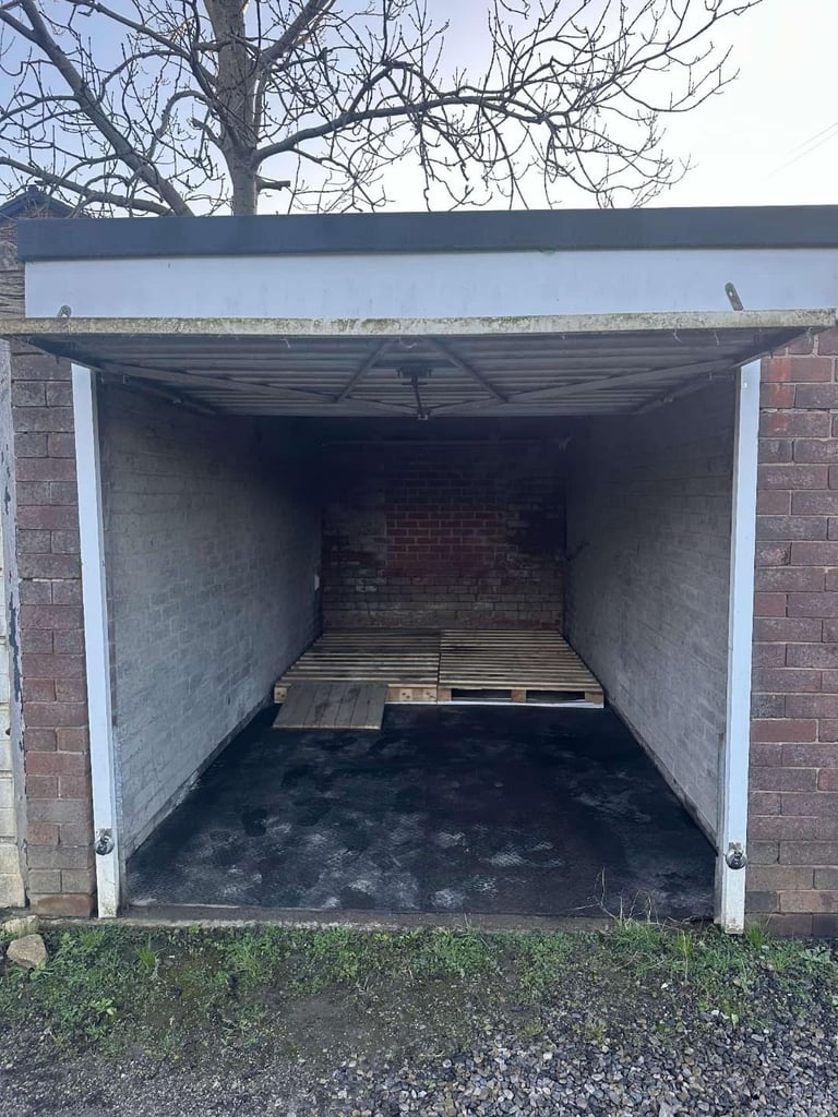 GARAGE TO RENT  at OL2 5BY