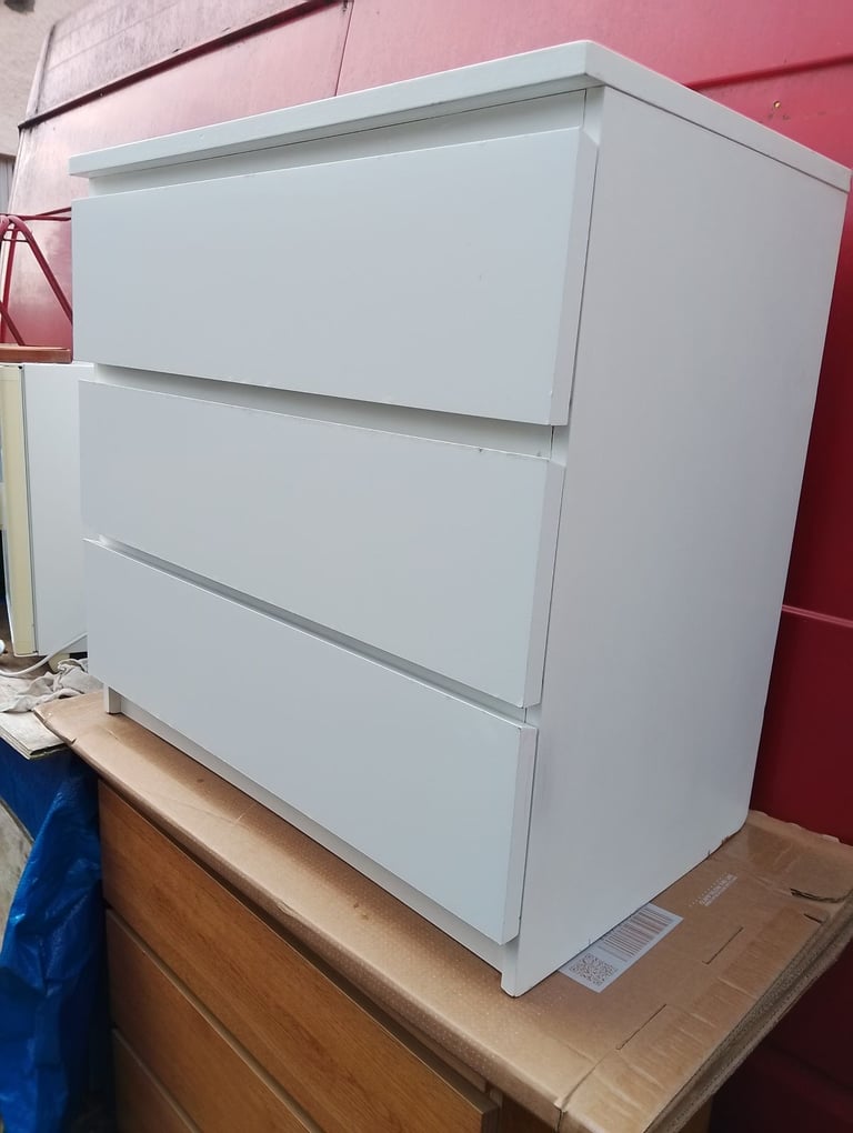 Chest of 3 large deep white drawers in very good condition allround 